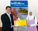 Grand Prize Winner Rabia Aslaam receiving her prize from Dany Farha COO, Bayt.com
